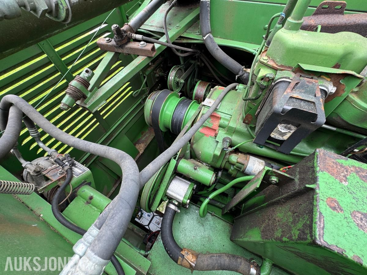 John Deere 1055 tresker / 2702 timer
