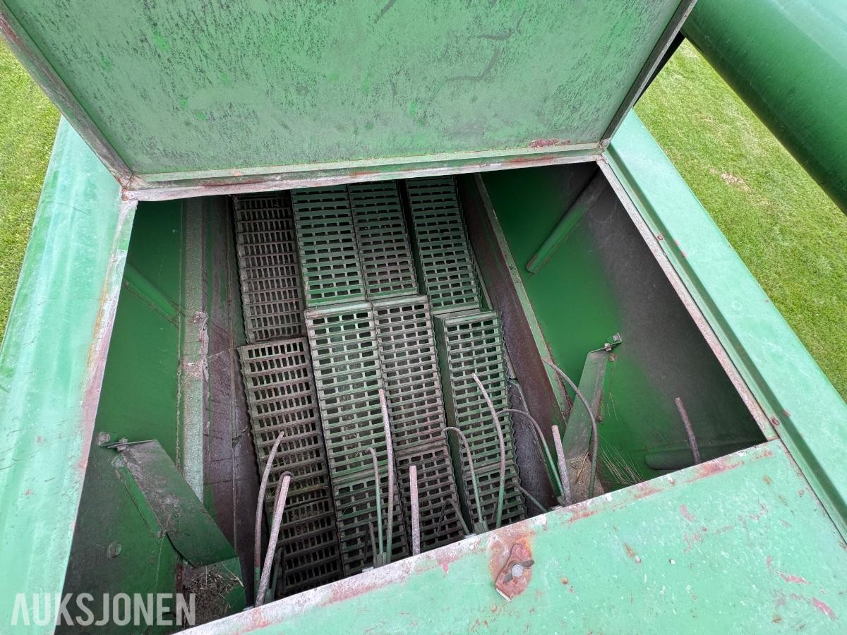 John Deere 1055 tresker / 2702 timer