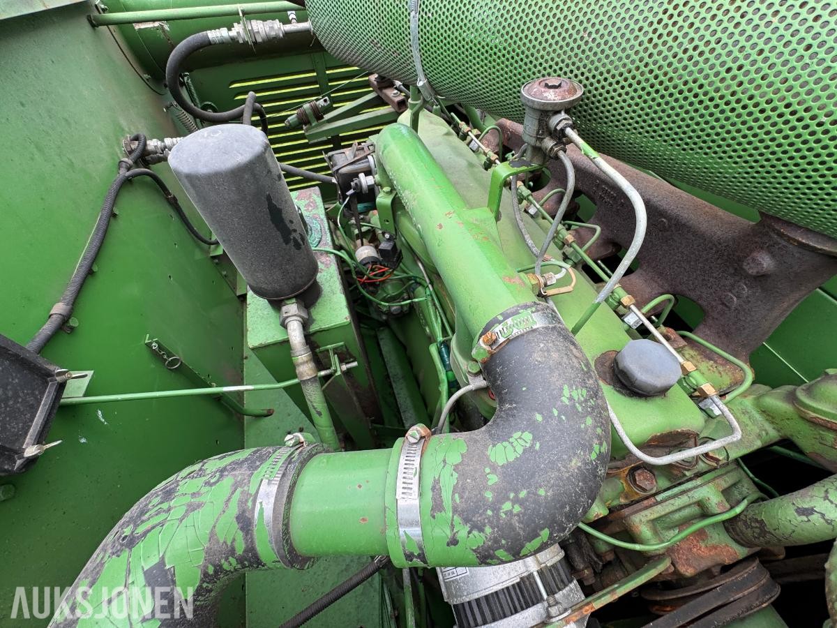 John Deere 1055 tresker / 2702 timer
