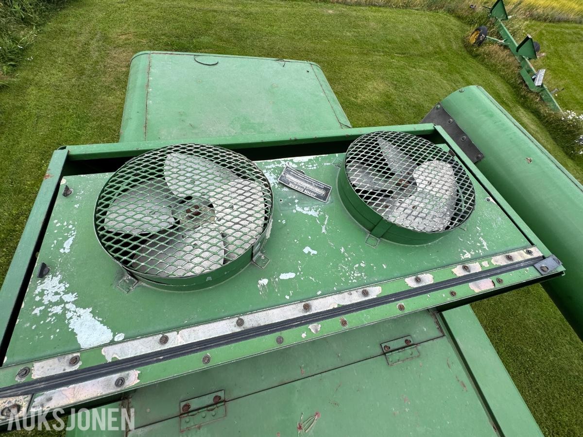 John Deere 1055 tresker / 2702 timer