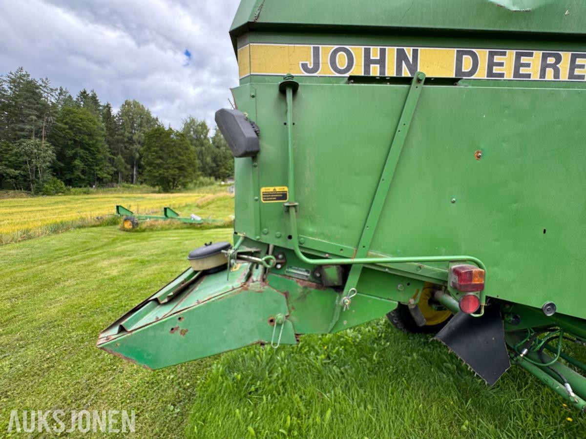 John Deere 1055 tresker / 2702 timer