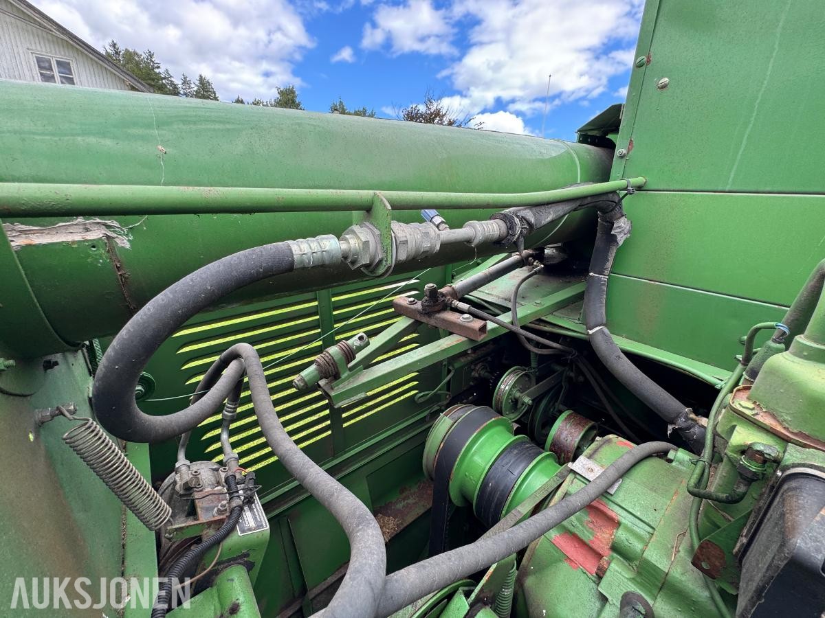 John Deere 1055 tresker / 2702 timer
