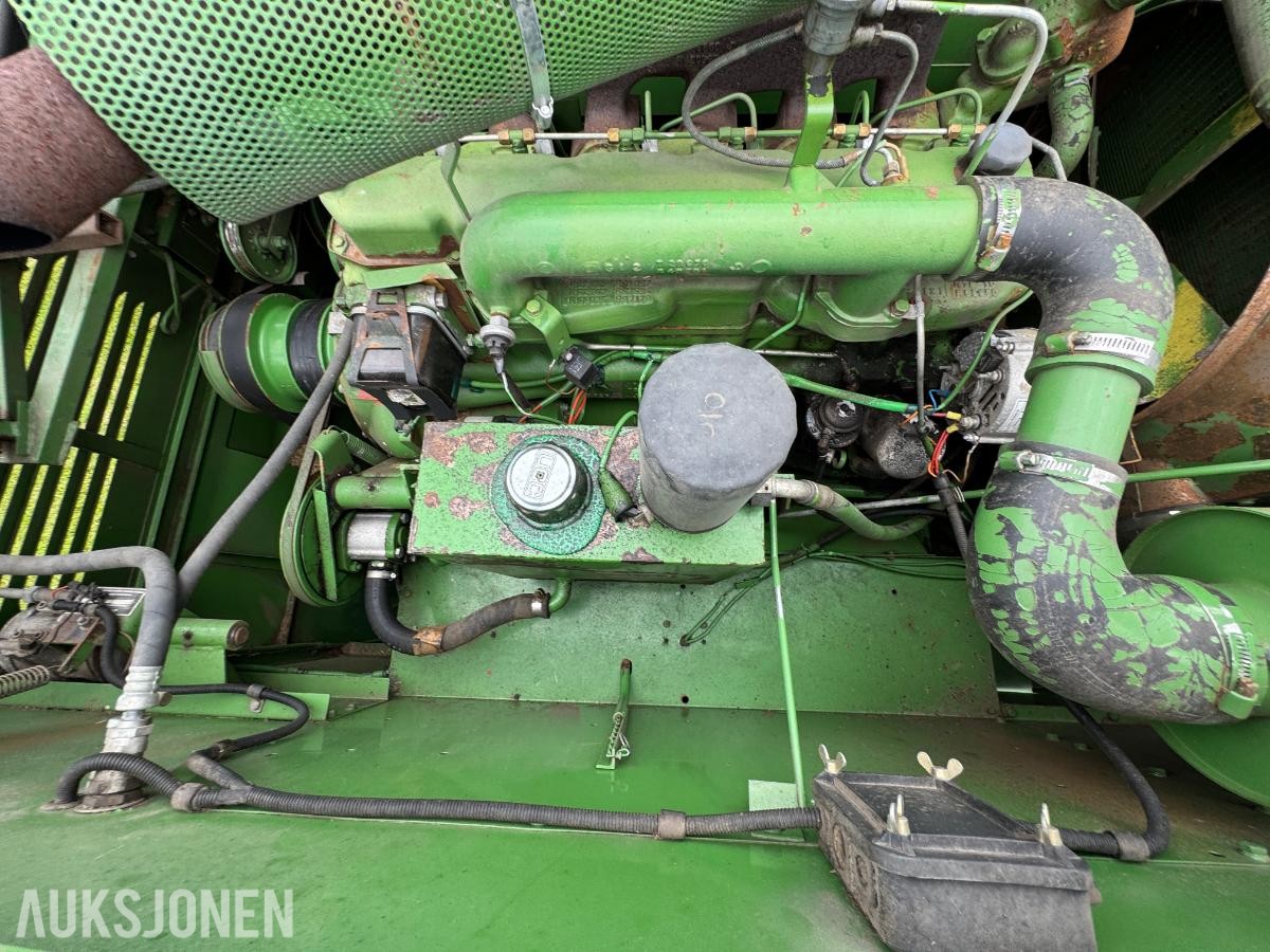 John Deere 1055 tresker / 2702 timer