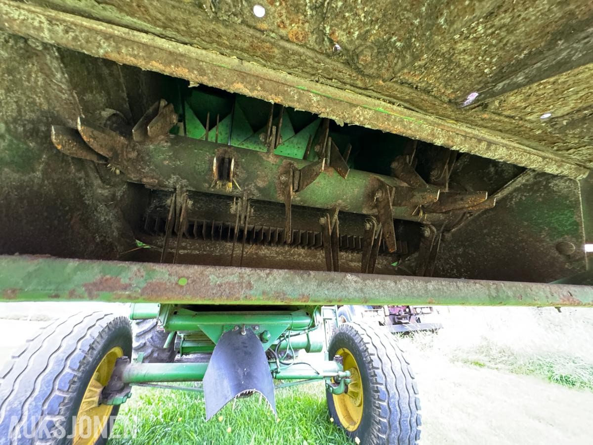 John Deere 1055 tresker / 2702 timer