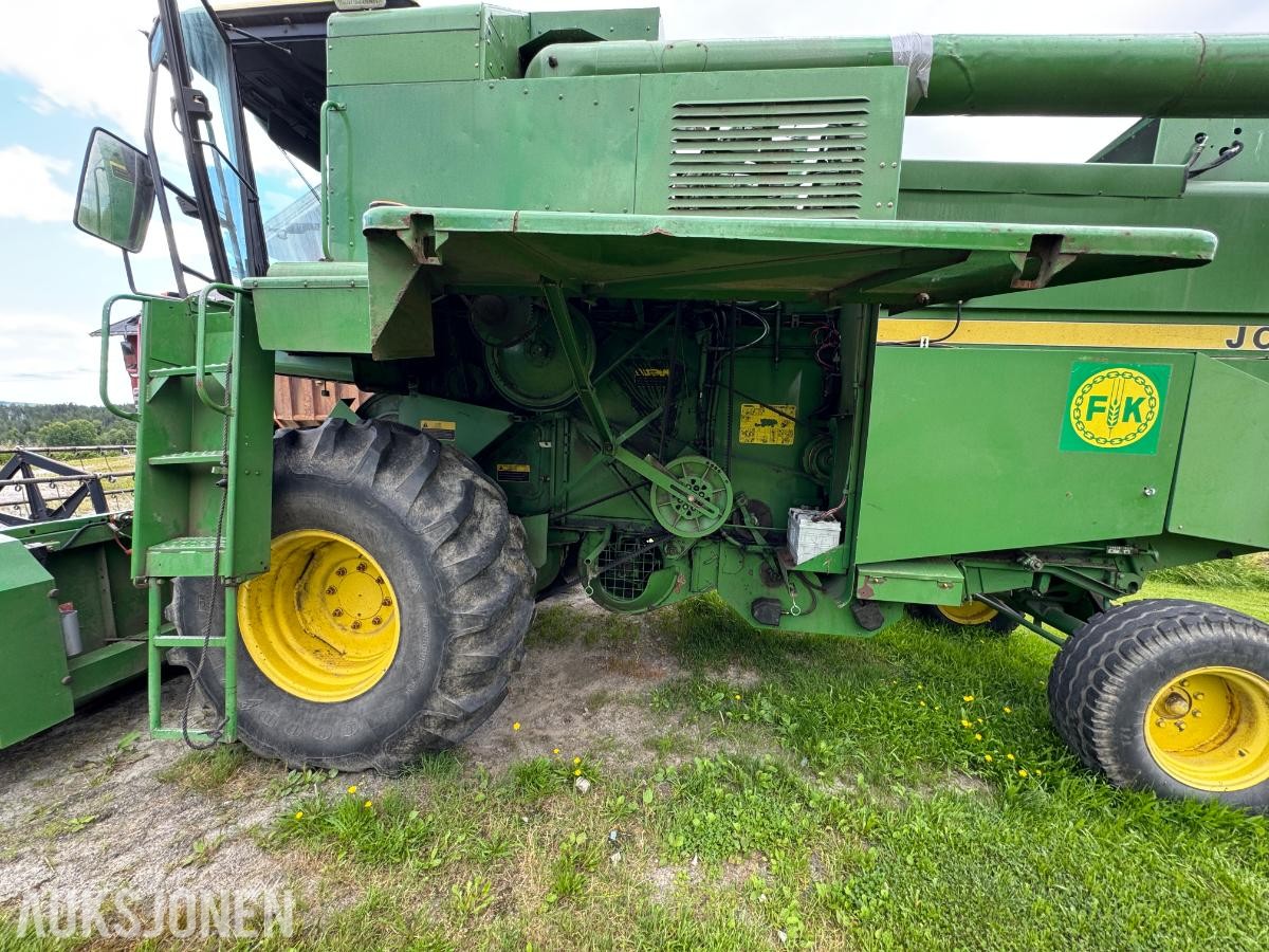 John Deere 1055 tresker / 2702 timer