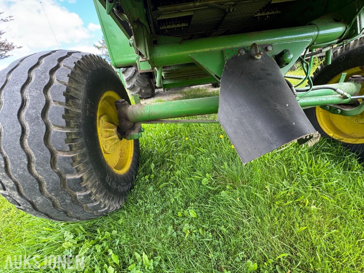 John Deere 1055 tresker / 2702 timer