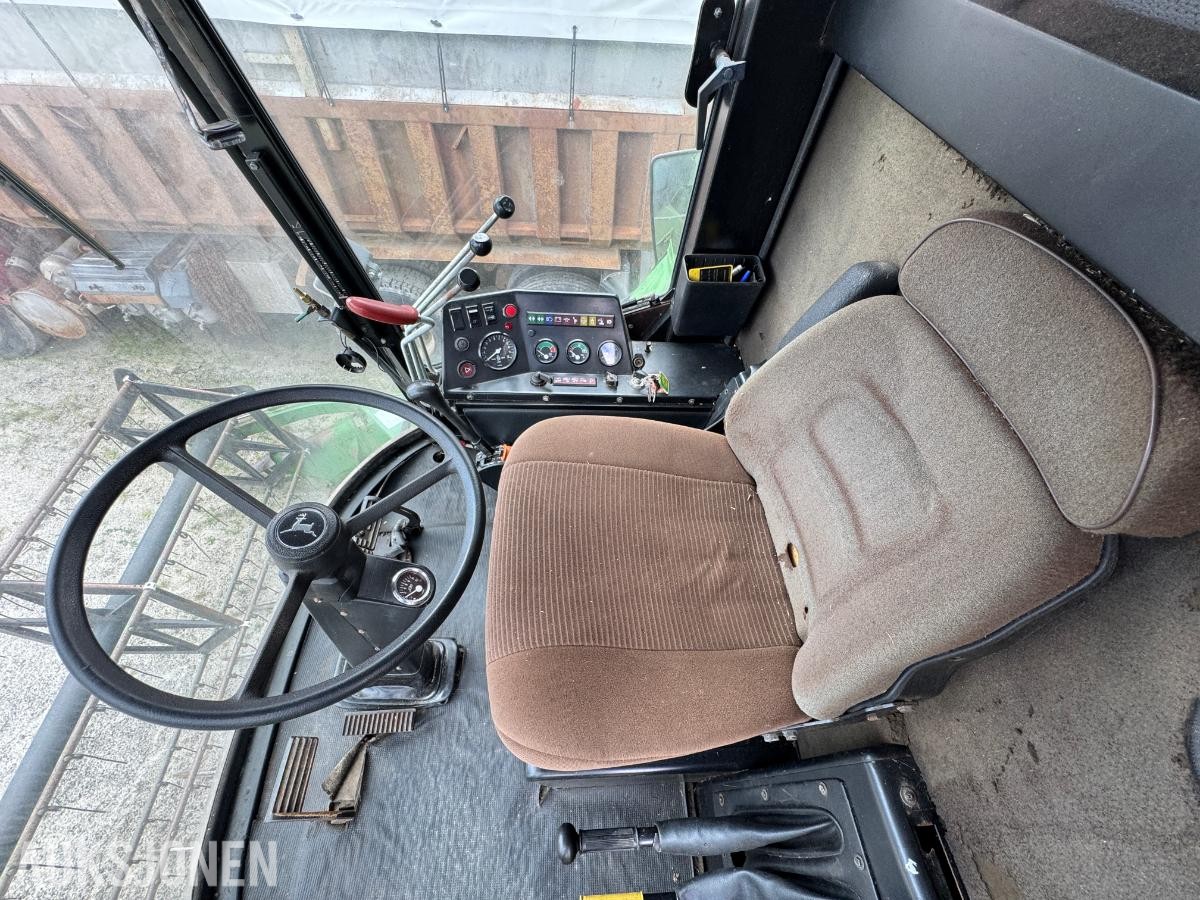 John Deere 1055 tresker / 2702 timer