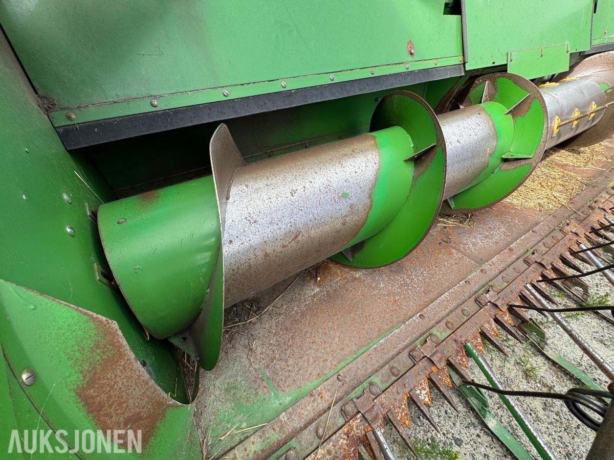 John Deere 1055 tresker / 2702 timer