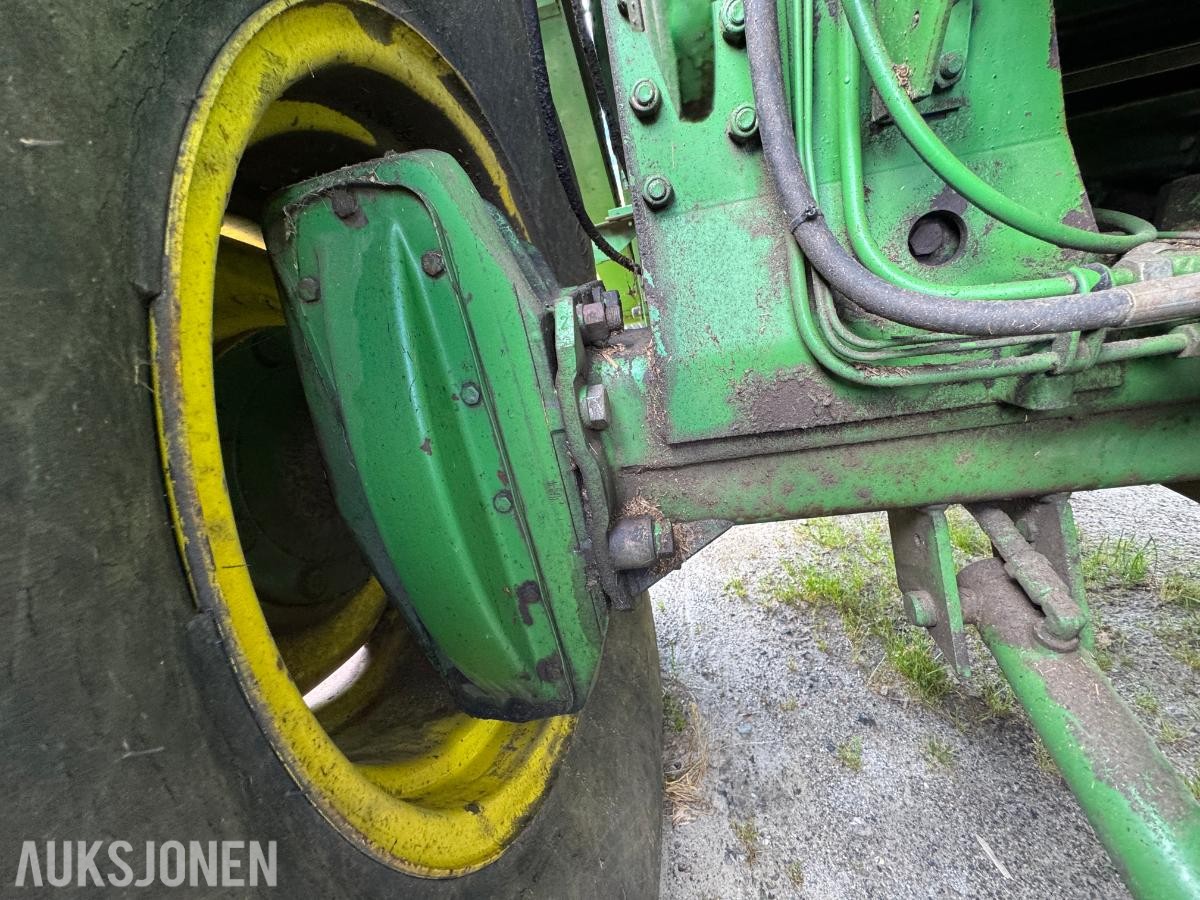 John Deere 1055 tresker / 2702 timer