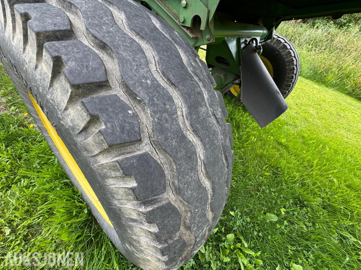 John Deere 1055 tresker / 2702 timer