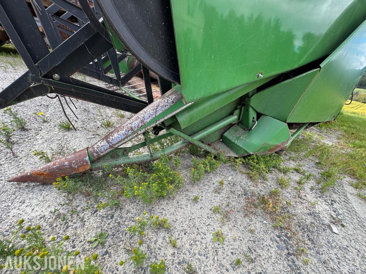 John Deere 1055 tresker / 2702 timer