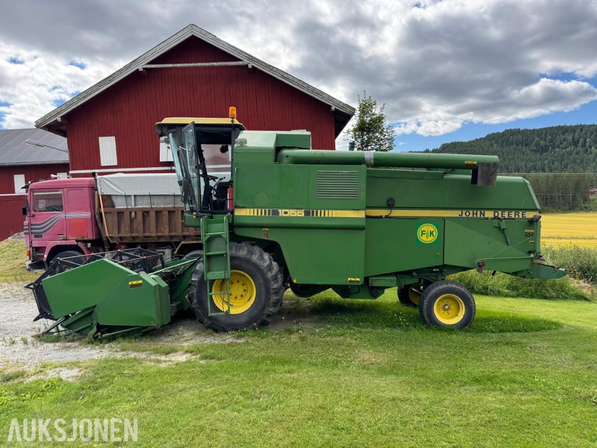 John Deere 1055 tresker / 2702 timer