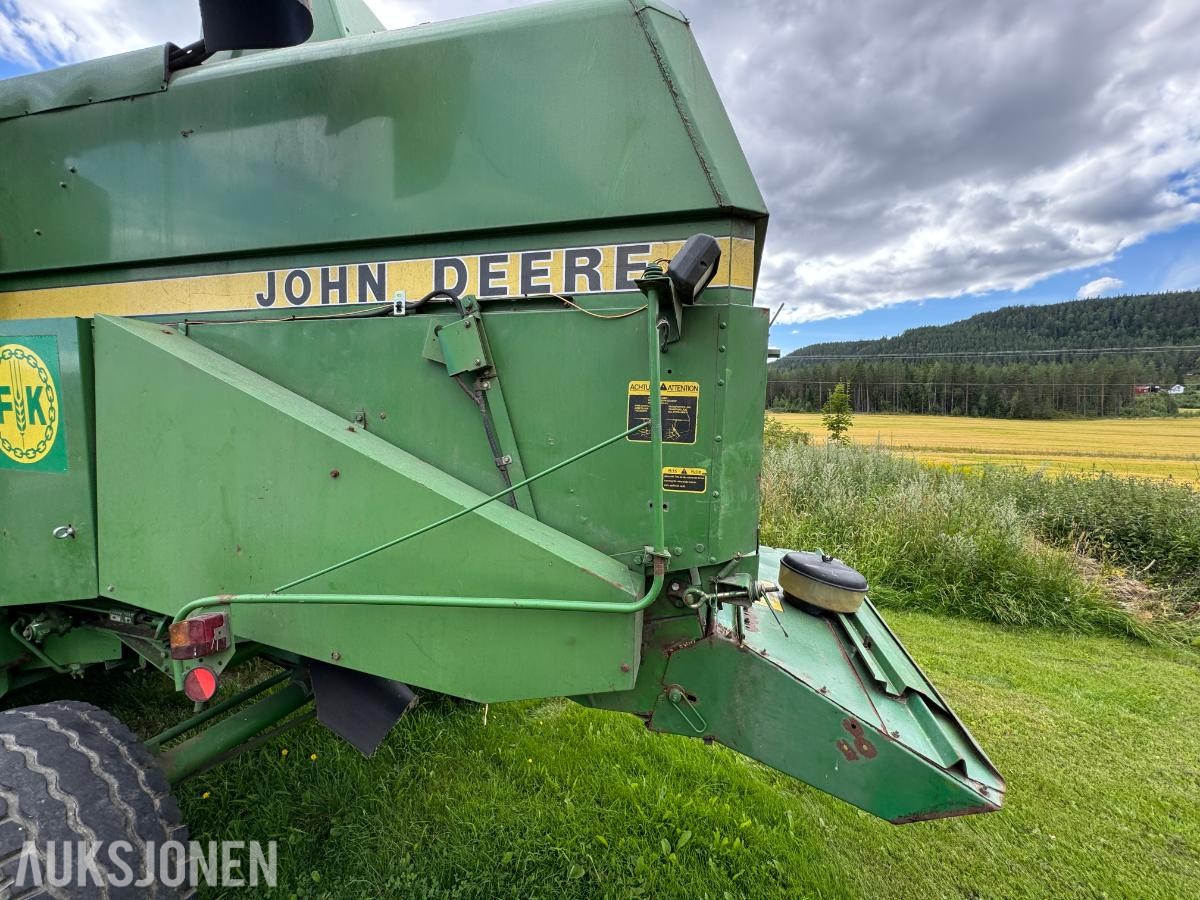 John Deere 1055 tresker / 2702 timer