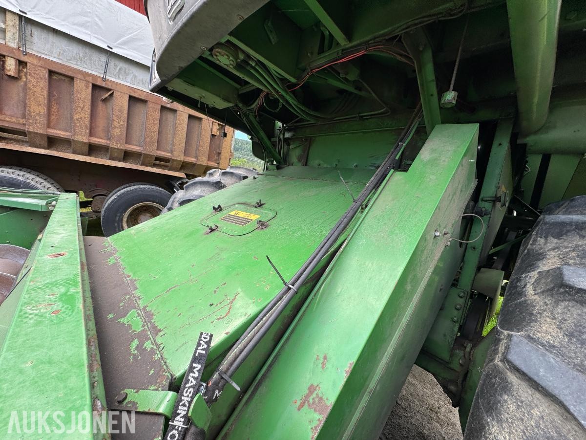 John Deere 1055 tresker / 2702 timer