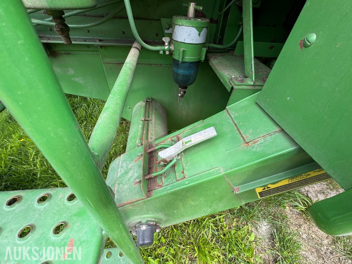 John Deere 1055 tresker / 2702 timer