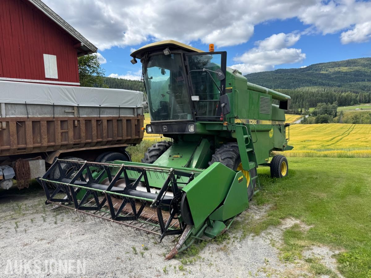 John Deere 1055 tresker / 2702 timer