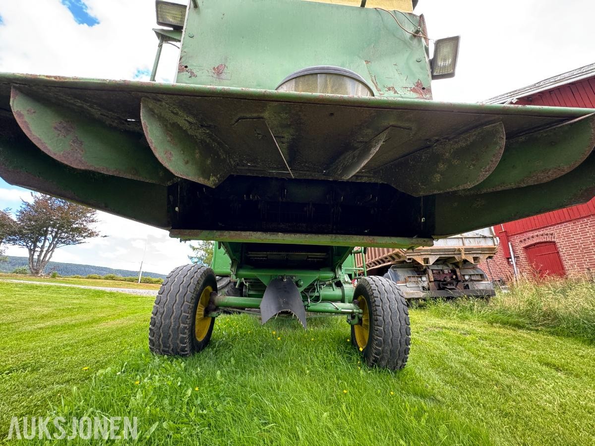 John Deere 1055 tresker / 2702 timer