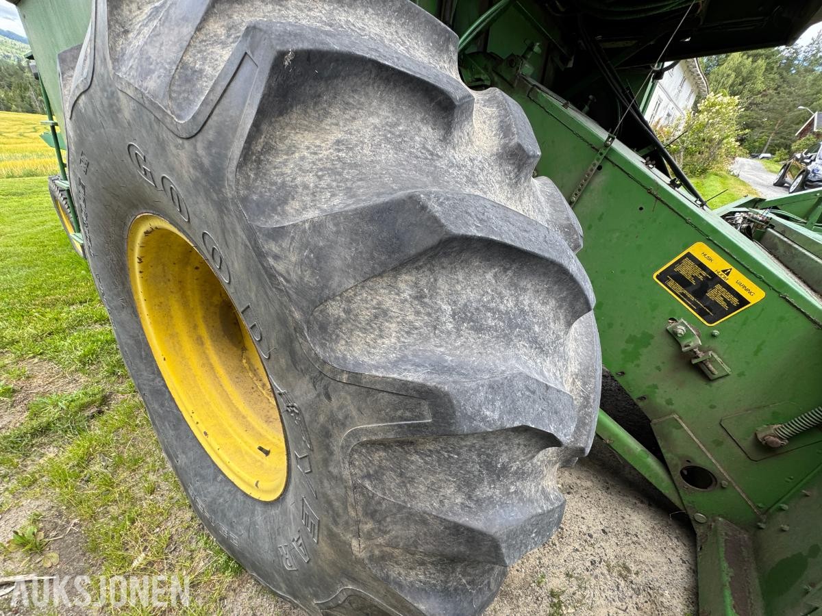 John Deere 1055 tresker / 2702 timer