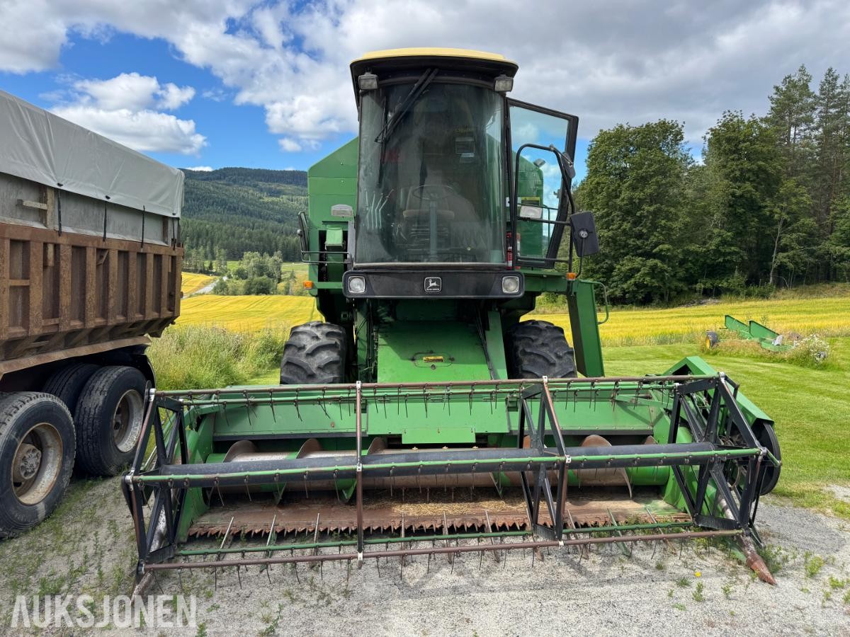 John Deere 1055 tresker / 2702 timer