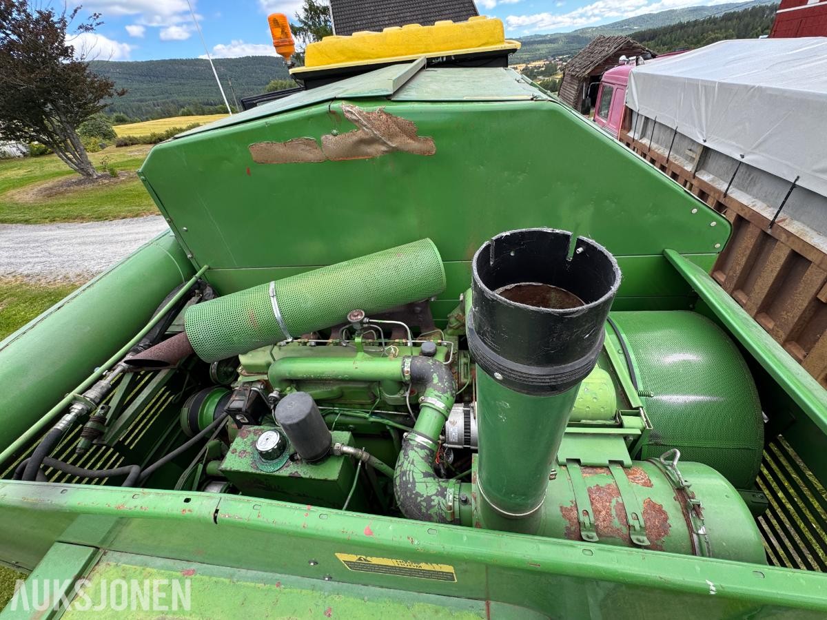 John Deere 1055 tresker / 2702 timer