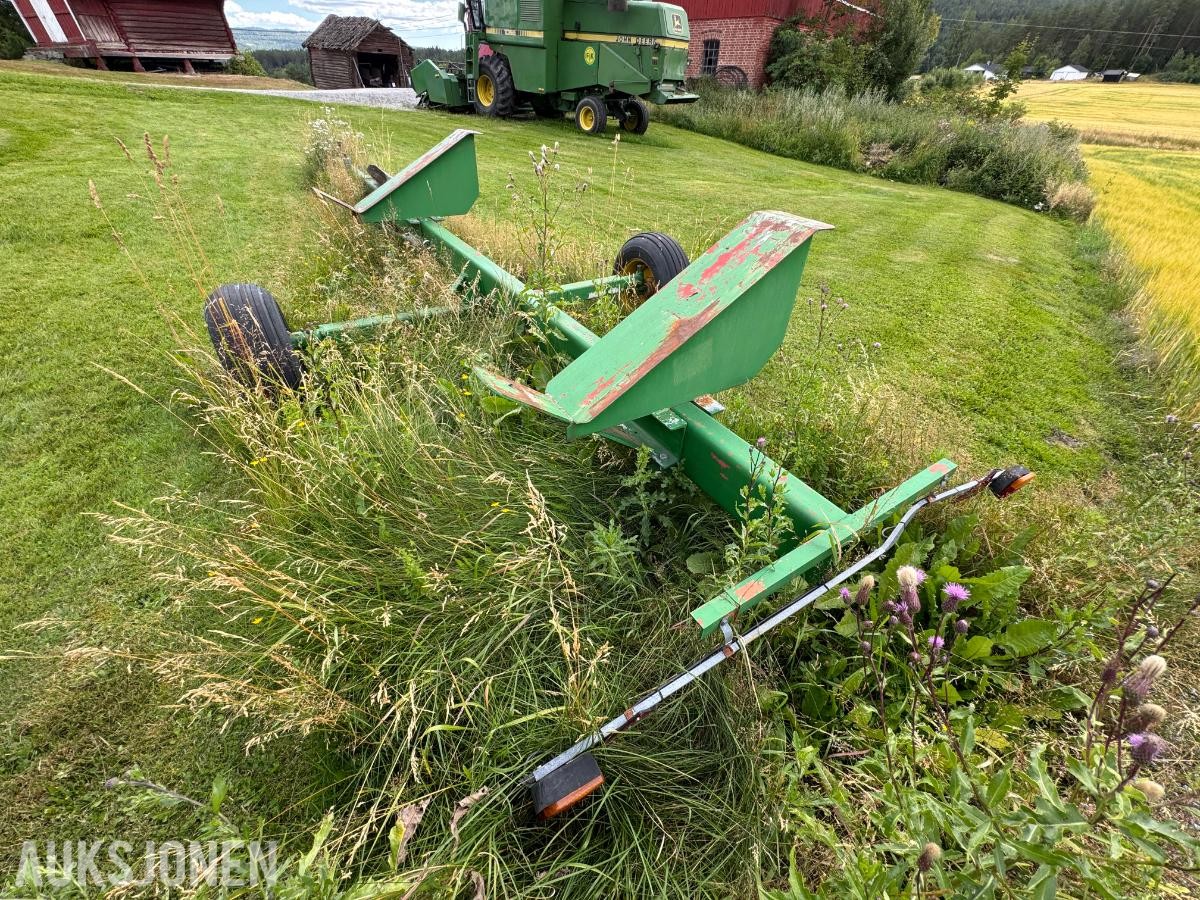 John Deere 1055 tresker / 2702 timer