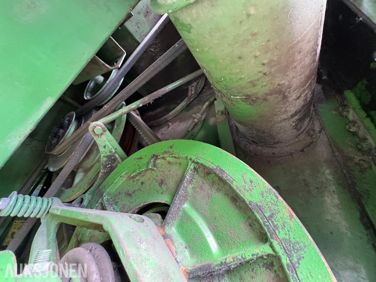 John Deere 1055 tresker / 2702 timer