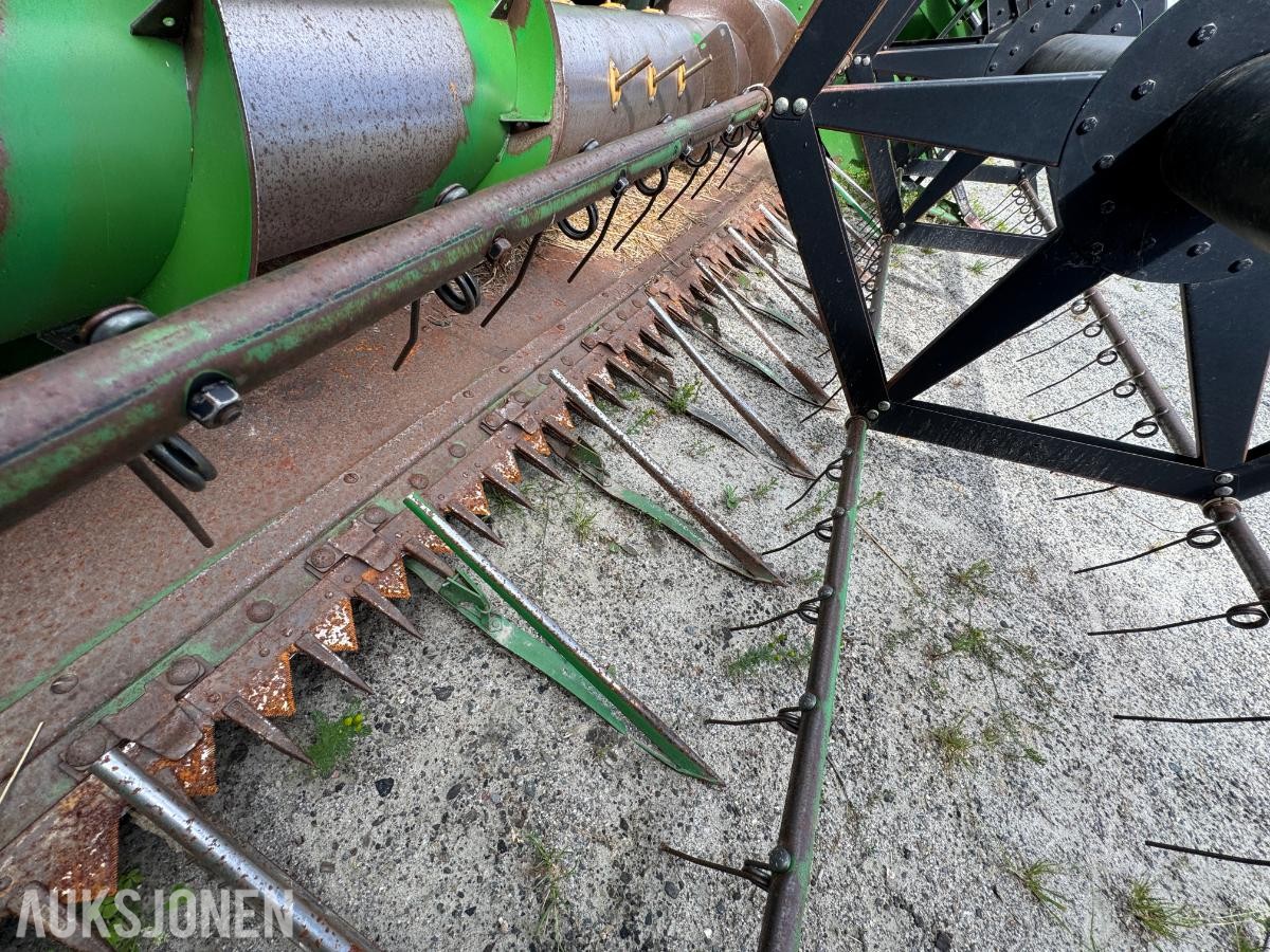 John Deere 1055 tresker / 2702 timer