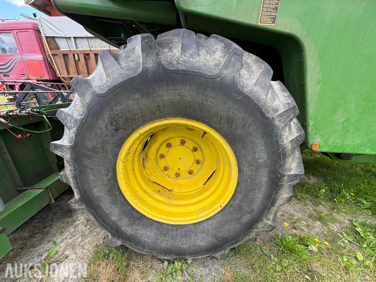 John Deere 1055 tresker / 2702 timer