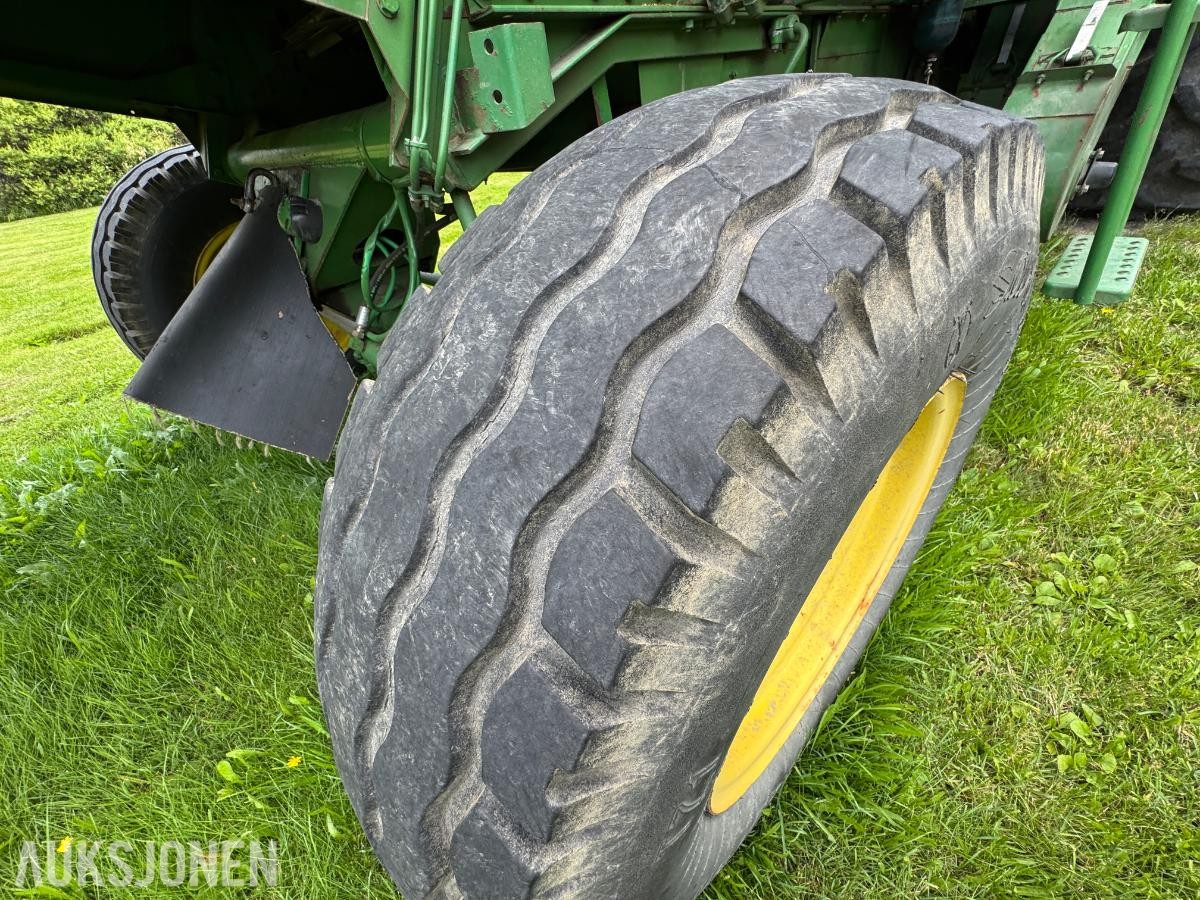 John Deere 1055 tresker / 2702 timer