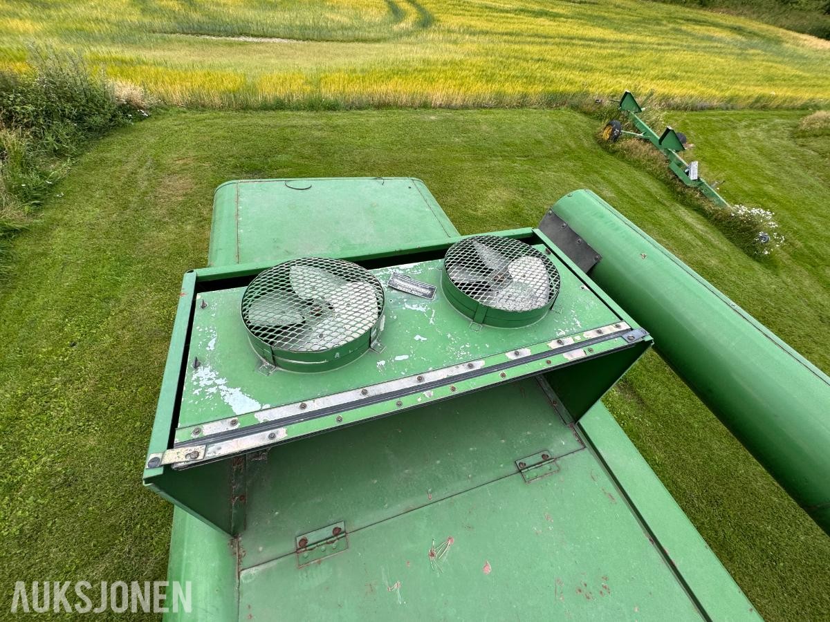 John Deere 1055 tresker / 2702 timer
