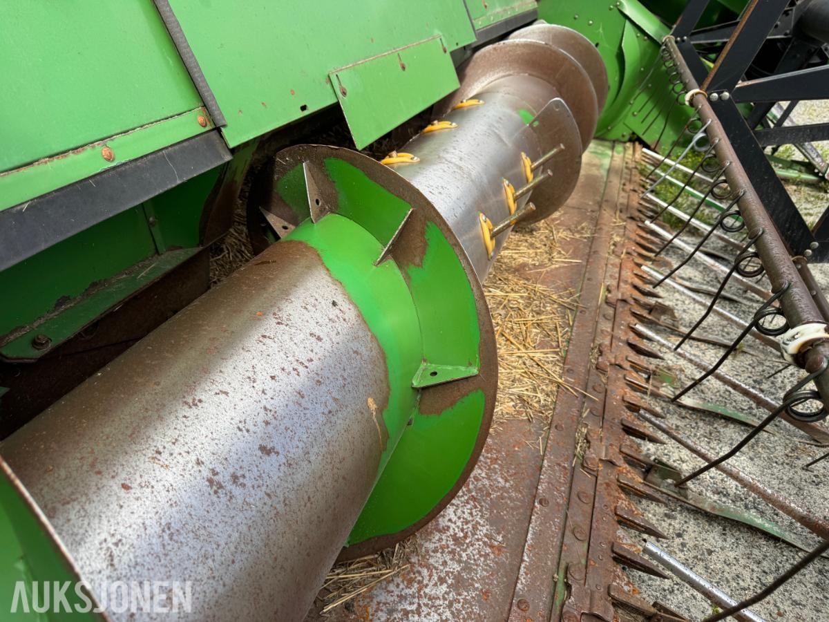 John Deere 1055 tresker / 2702 timer
