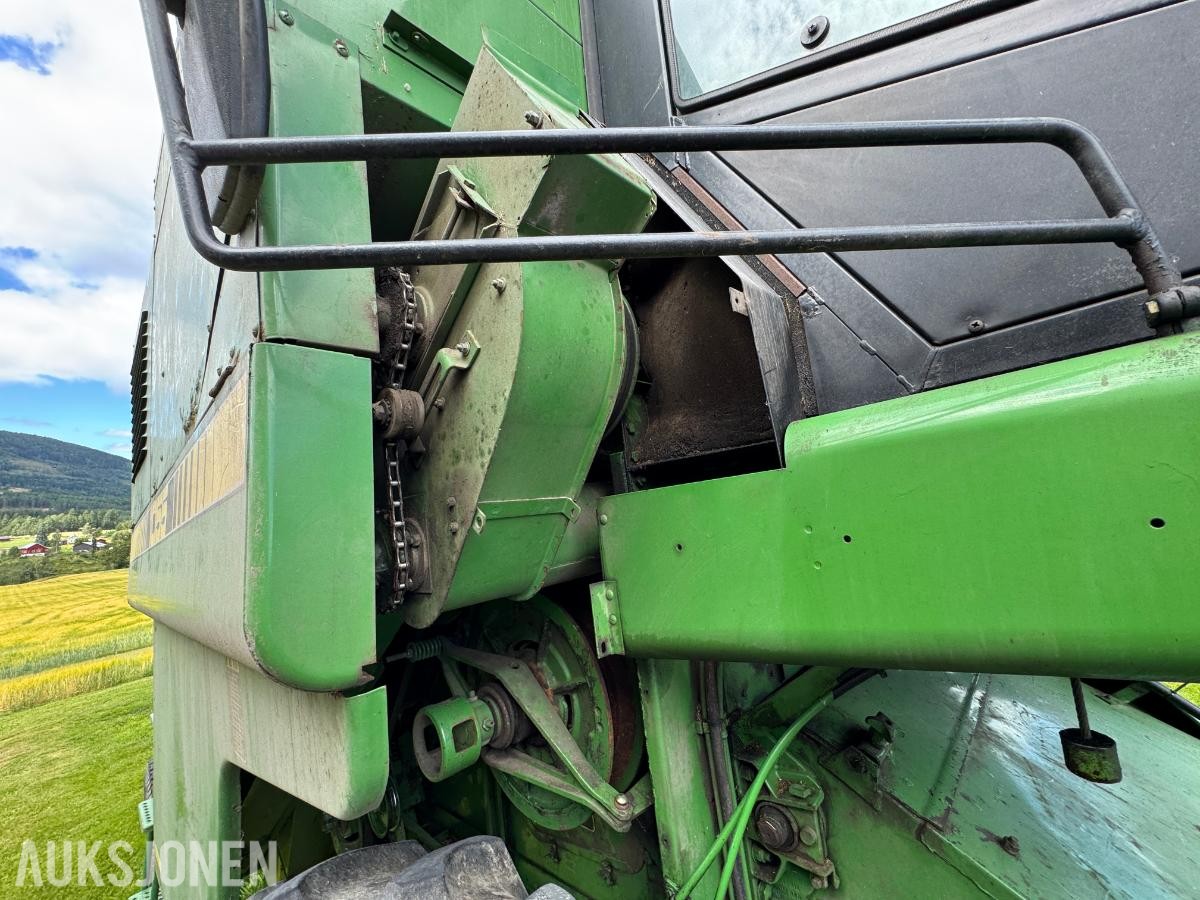John Deere 1055 tresker / 2702 timer