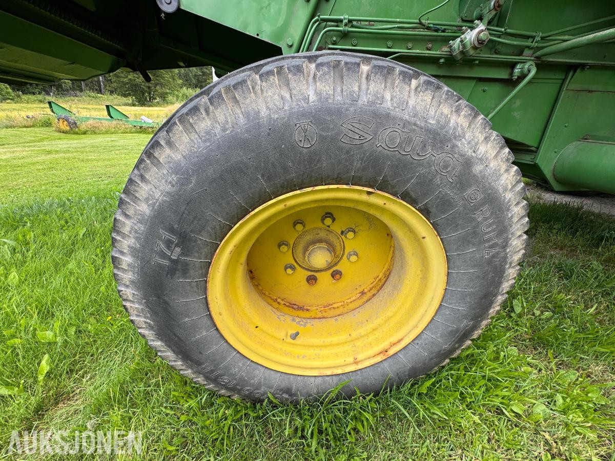 John Deere 1055 tresker / 2702 timer