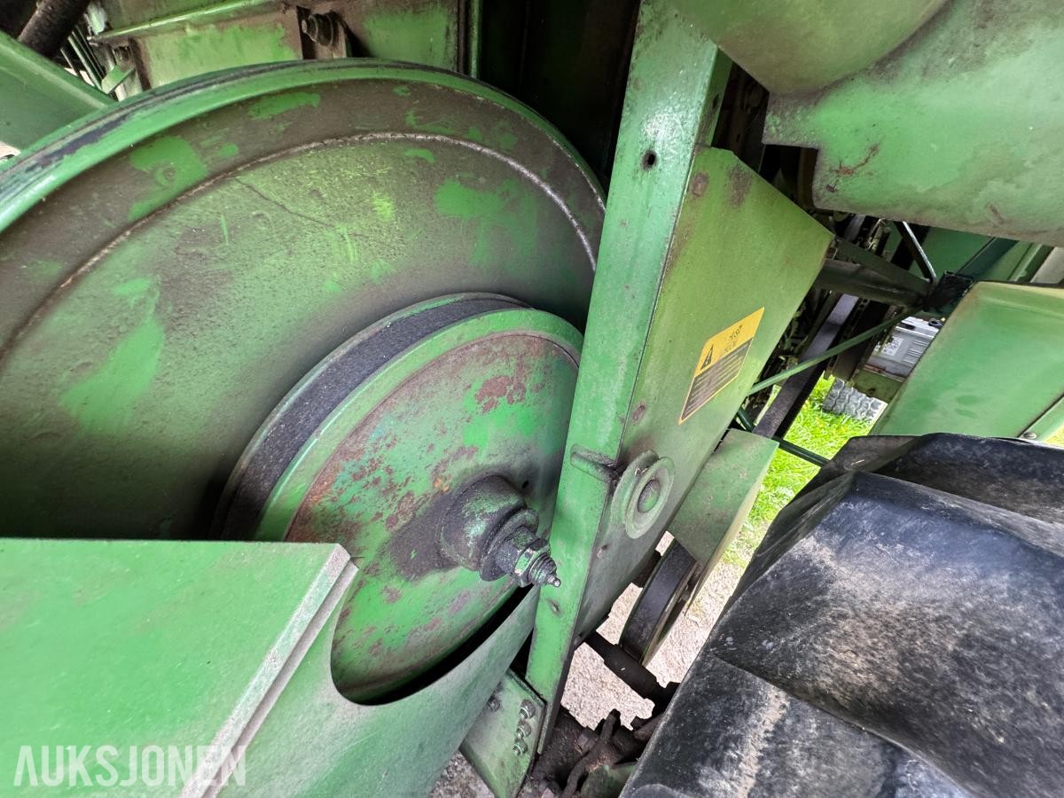 John Deere 1055 tresker / 2702 timer