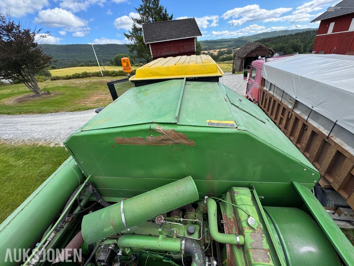 John Deere 1055 tresker / 2702 timer