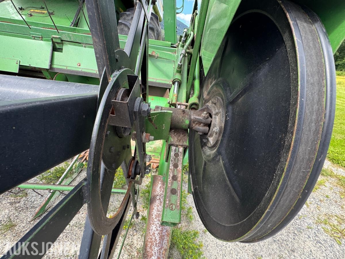 John Deere 1055 tresker / 2702 timer