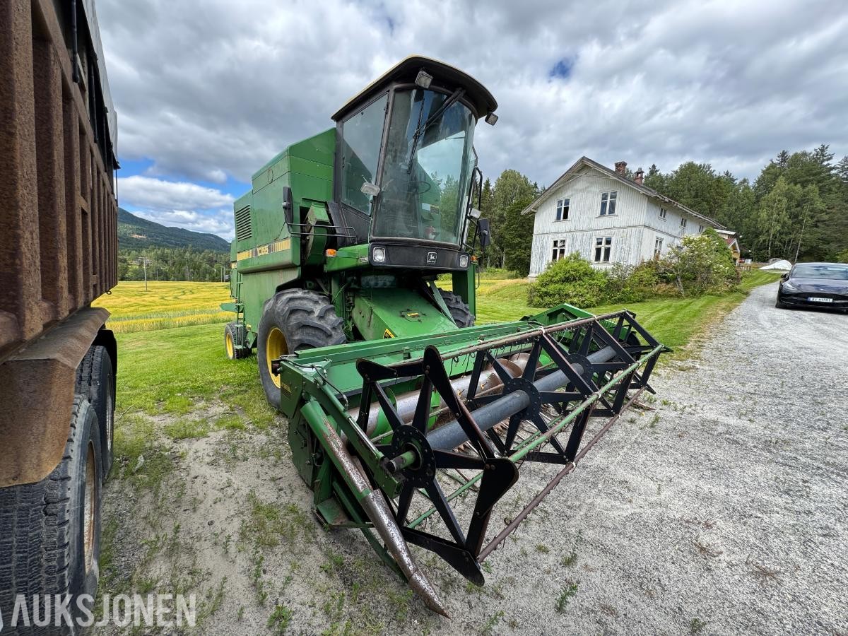 John Deere 1055 tresker / 2702 timer