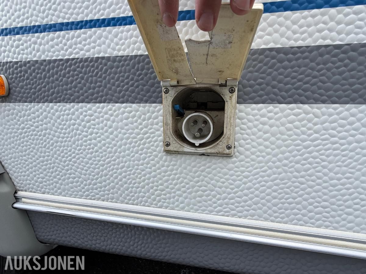 1999 Knaus Azur Royale campingvogn – Soveplass til 5 personer
