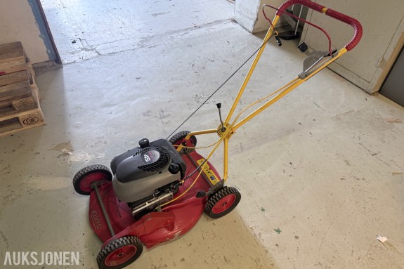 Klippo gressklipper med Briggs & Stratton-motor - rep objekt