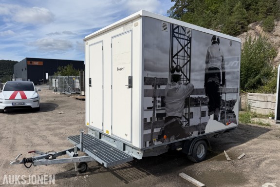 SCANVOGN TOALETT- OG KONTORVOGN PÅ TILHENGER – 3 ROM – 1000 KG – 520 X 230 CM