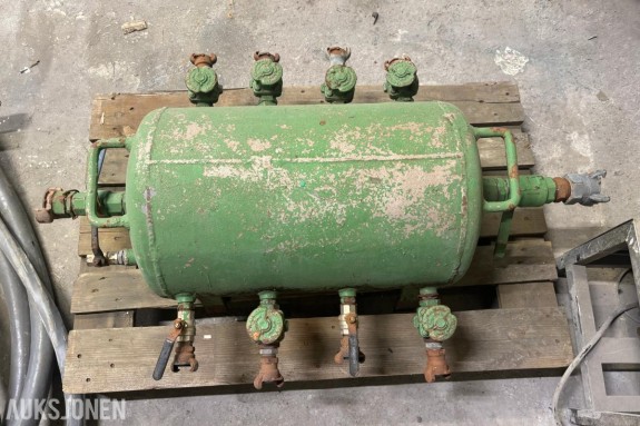 Luftgris / trykklufttank ca. 65-70 liter – 8 uttak – ukjent tilstand + Kabler for gjenvinning