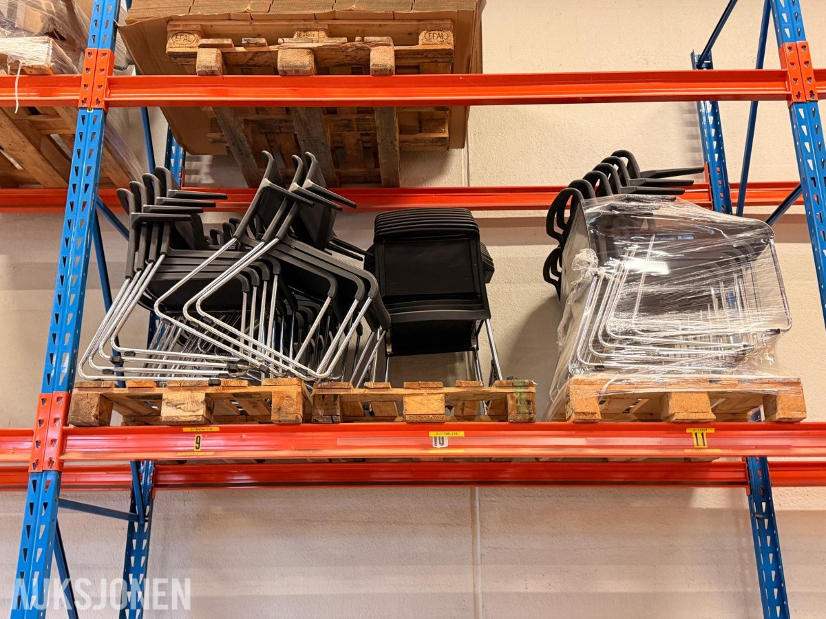 Parti med 35 stk. Svarte plaststoler