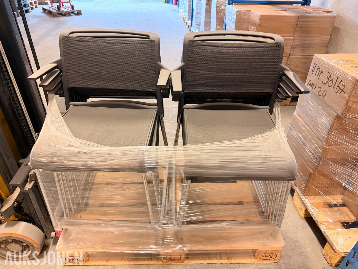 Parti med 35 stk. Svarte plaststoler