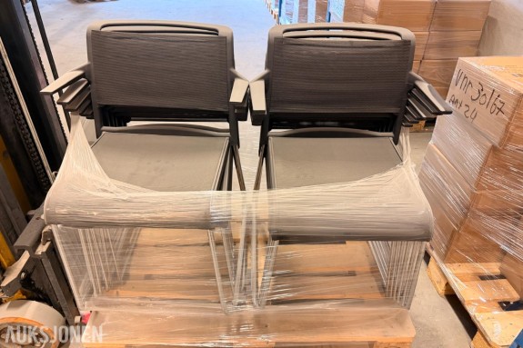 Parti med 35 stk. Svarte plaststoler