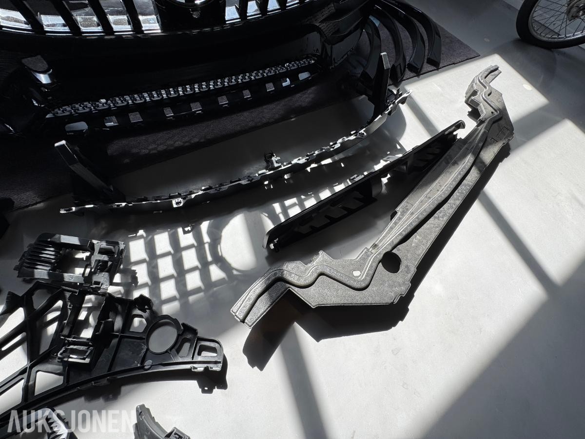 2025 AMG 63 kit / frontfanger med grill og hjulbuer / ubrukt