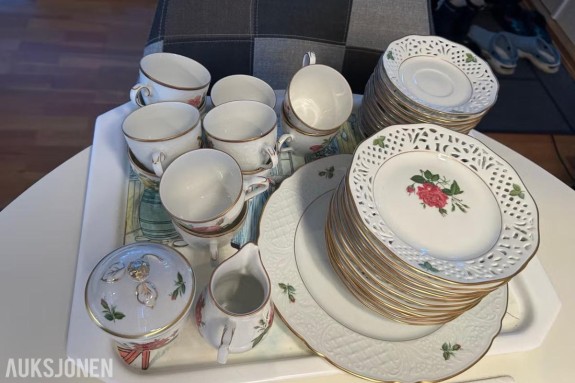 Blomstret porselensservise med gjennombrutt kant og gullkant - ingen minstepris