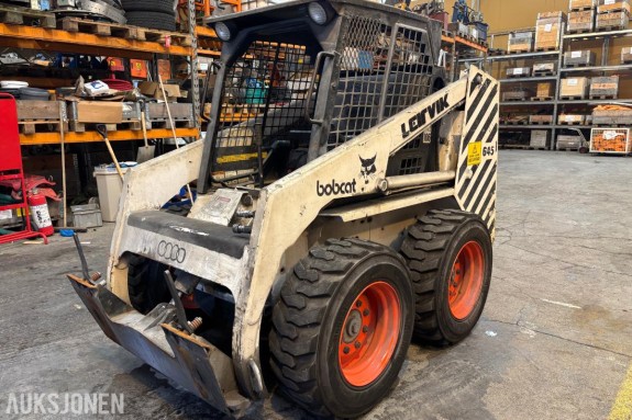 1992 Bobcat 645 kompaktlaster - Kost m oppsamler - Pallgaffler - Lasteskuffe - Sist kontrollert 2024 - Taksenket