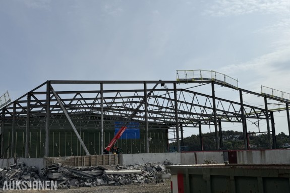 5 stk kraftige ståltakstoler – ca. 40 meters spenn – fra industribygg på ca. 1.760 m²