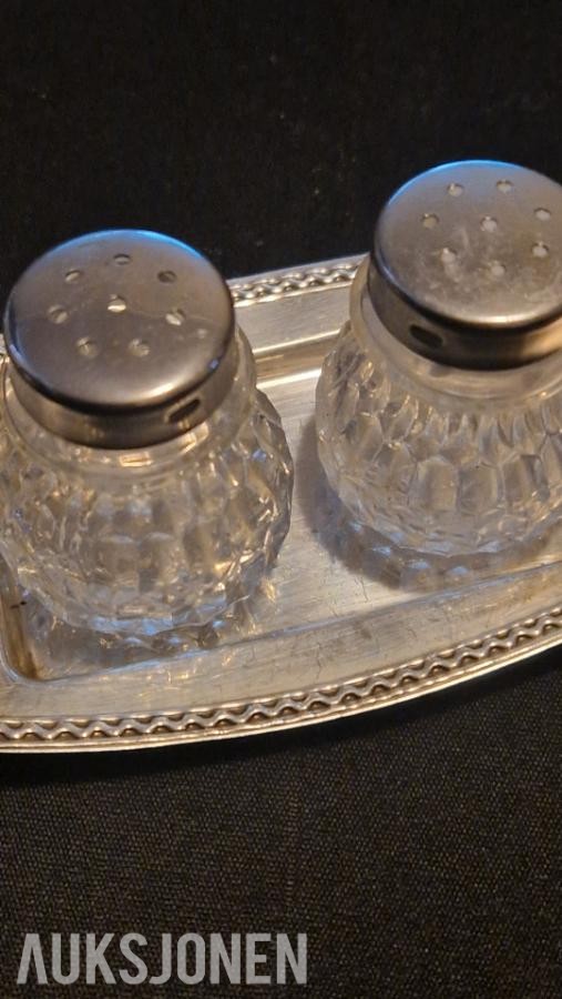 David-Andersen salt- og peppersett i sølvfat – klassisk og elegant