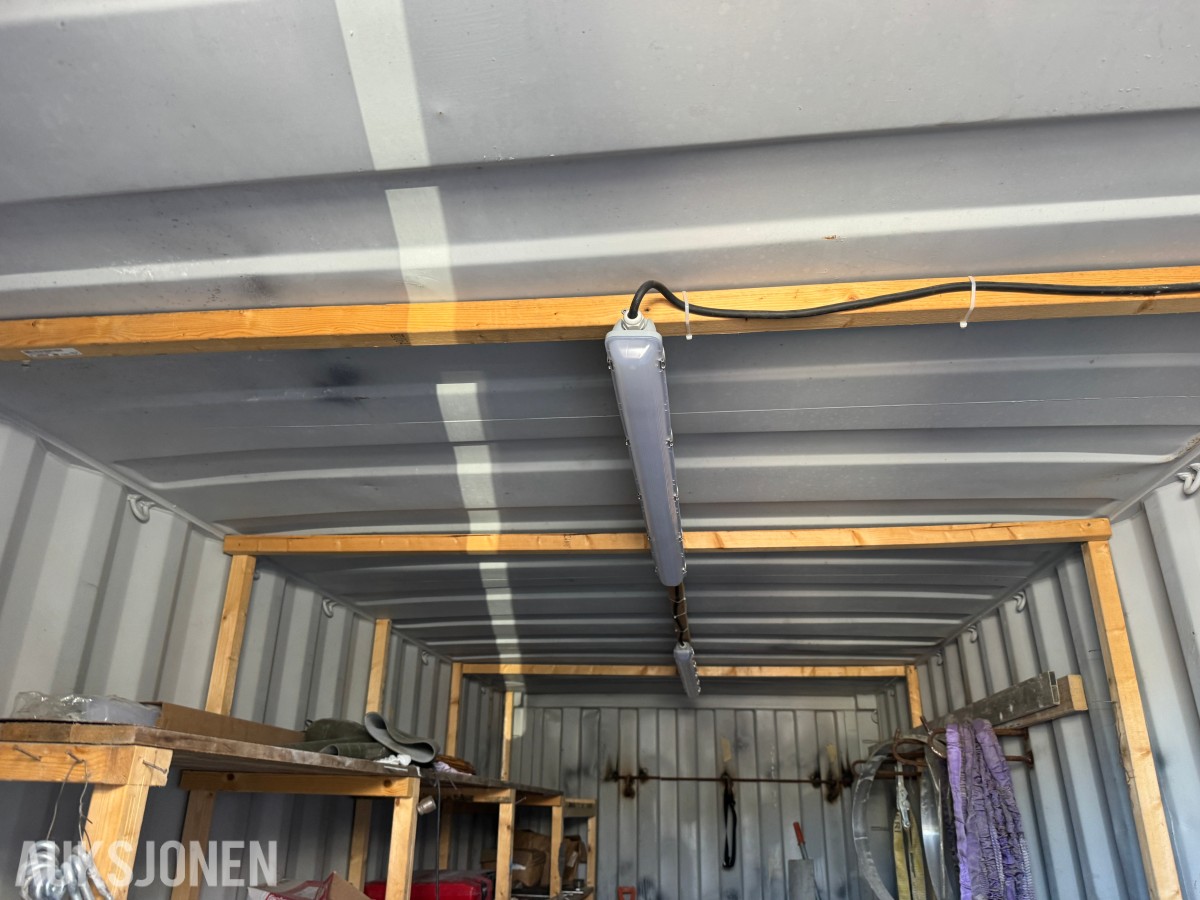 2005 20 FOTS LAGERCONTAINER INNREDET MED LYS OG HYLLER